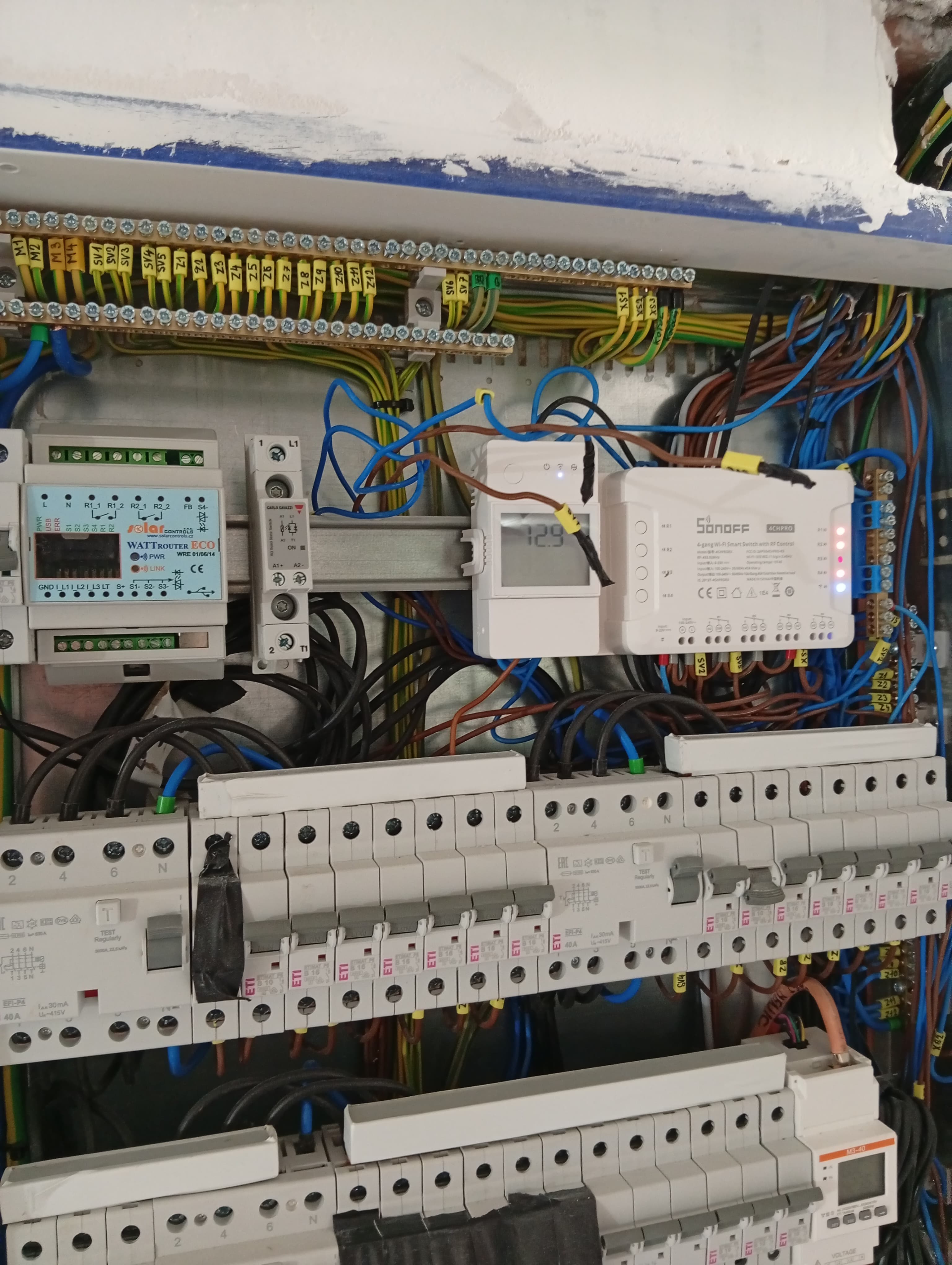 Zapojený rozvádzač s ističmi a riadiacou elektronikou